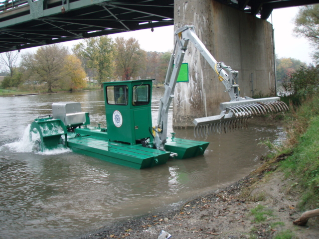 Alphaboats AR101 Aqua Rake at work