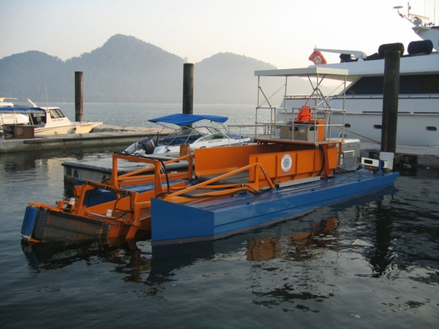 MC 202 Pontoon at dock