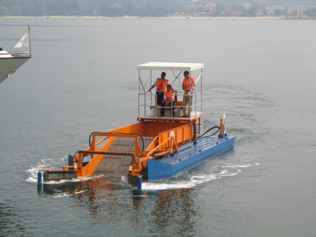 MC202 Skimmer approaching debris