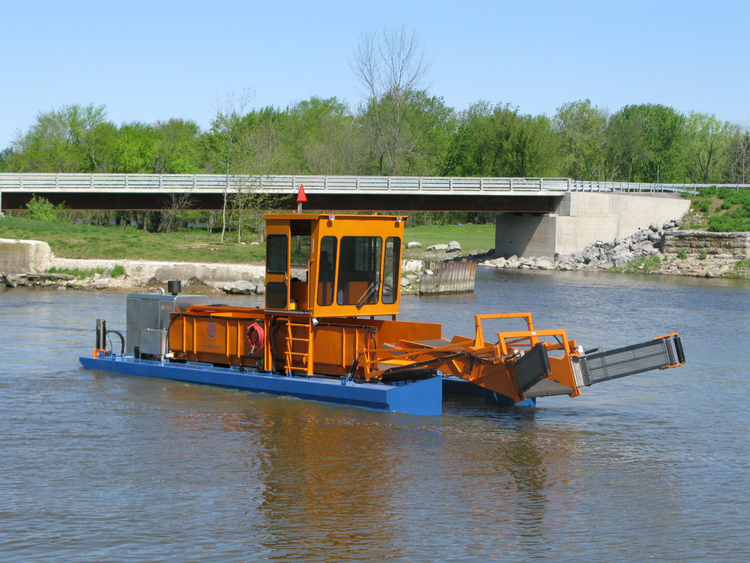 Unmanned harvester machine - UCB300-43 - Relong - aquatic weed / boat