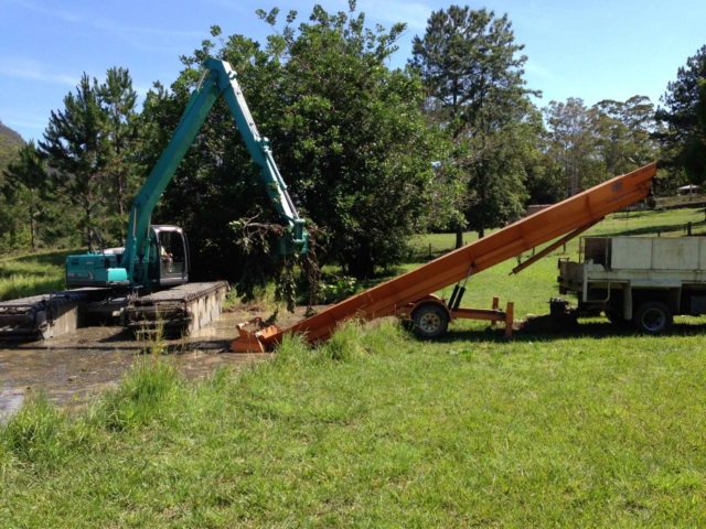 Alphaboats Shore Conveyor working at jobsite