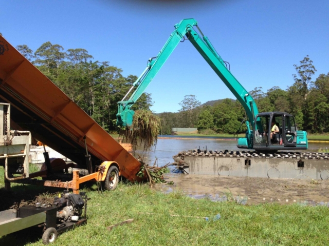 Alphaboats Shore Conveyor working at jobsite