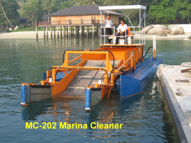 MC 202 Pontoon approaching dock